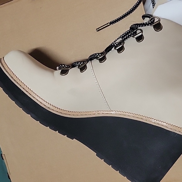 TOMS boots - Picture 3 of 4